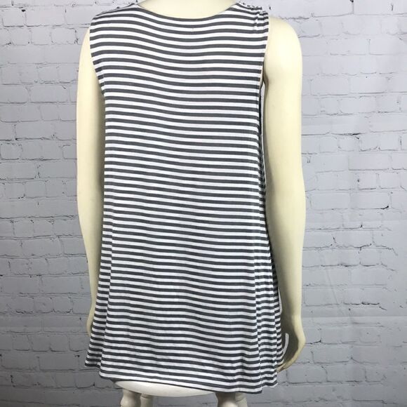 Kenneth
Cole NY size Medium Tank metal accent EUC - Picture 4 of 5